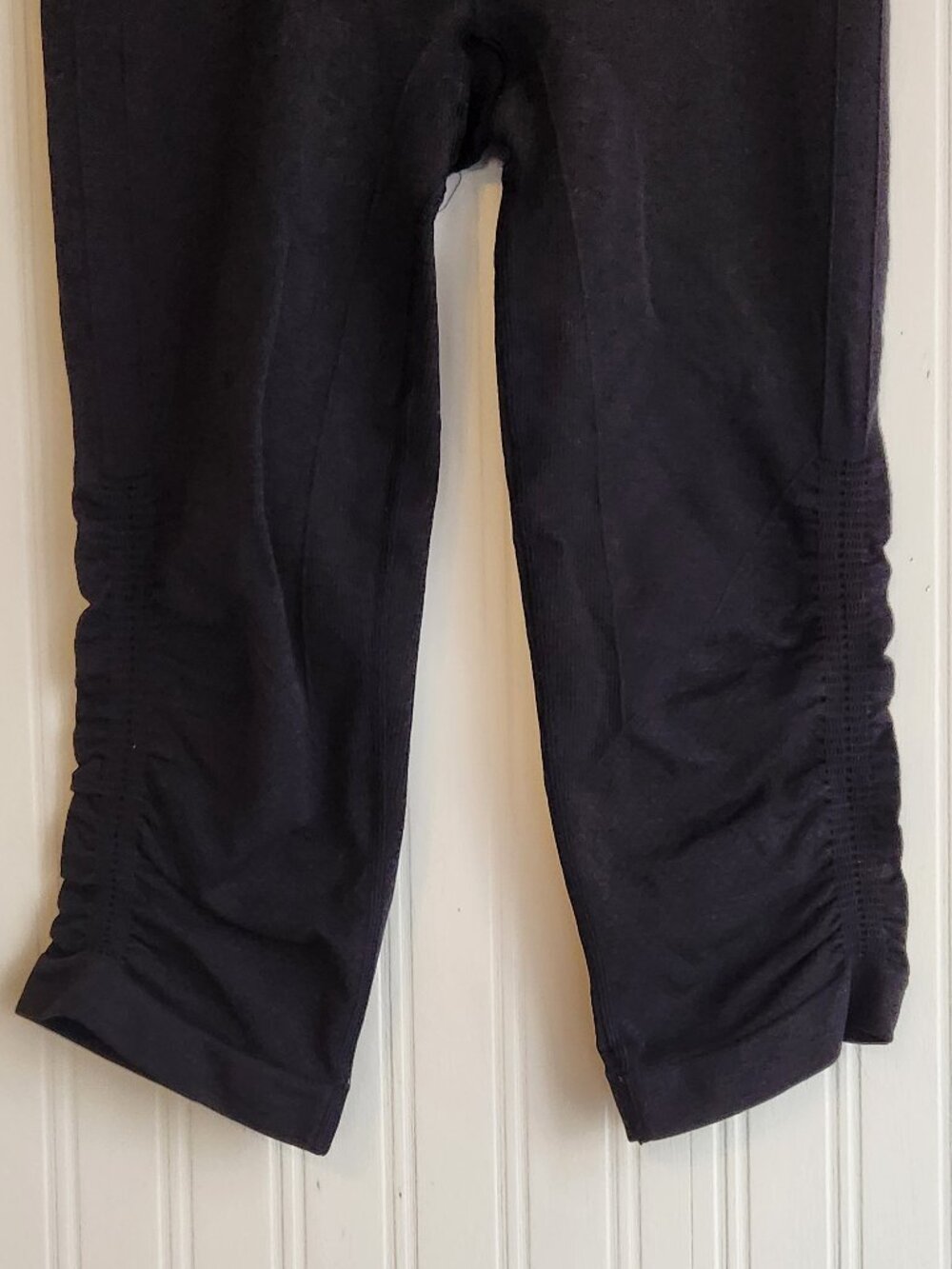 LULULEMON In the Flow Ruched Capri Leggings - Sz 4 - Picture 2 of 5